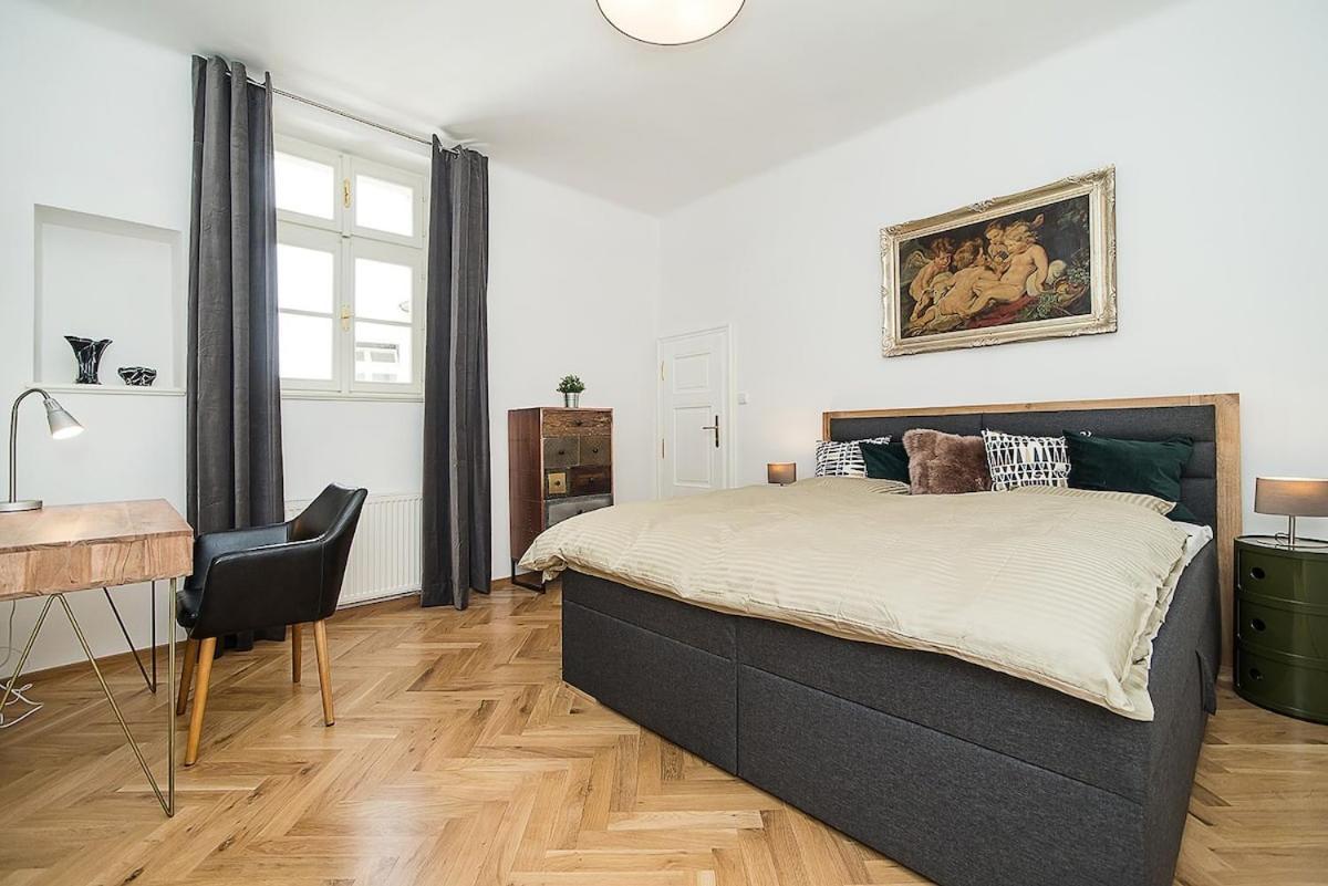 Newly Renovated 1-Bed Apartment At Charles Bridge Praga Exterior foto