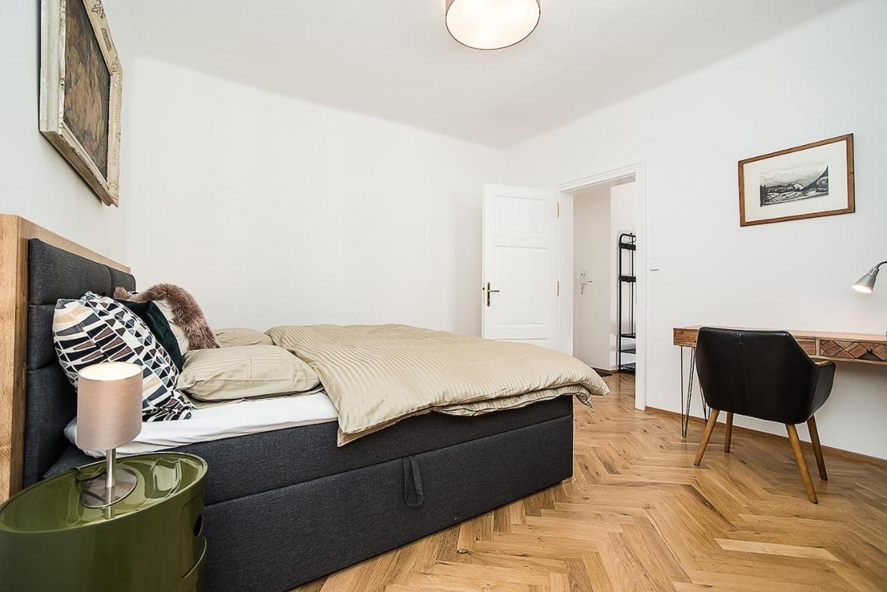 Newly Renovated 1-Bed Apartment At Charles Bridge Praga Exterior foto