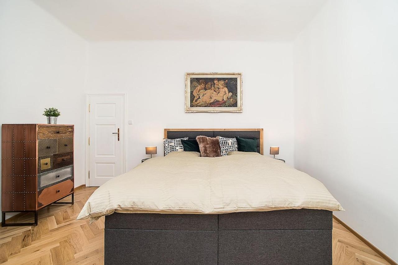 Newly Renovated 1-Bed Apartment At Charles Bridge Praga Exterior foto