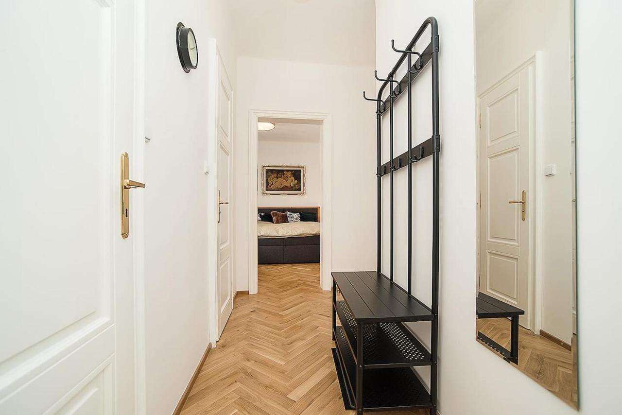 Newly Renovated 1-Bed Apartment At Charles Bridge Praga Exterior foto
